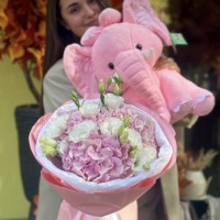 Букет + м’яка іграшка= подарунок із теплом