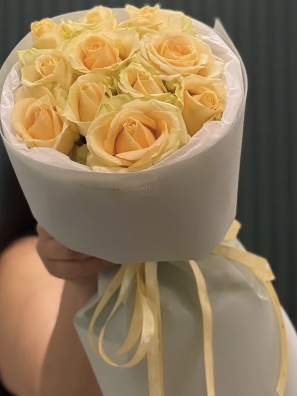 Bouquet of 11 roses Peach Avalanche at Floroom