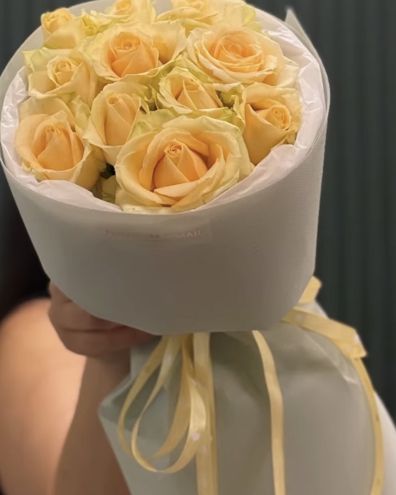 Bouquet of 11 roses Peach Avalanche at Floroom