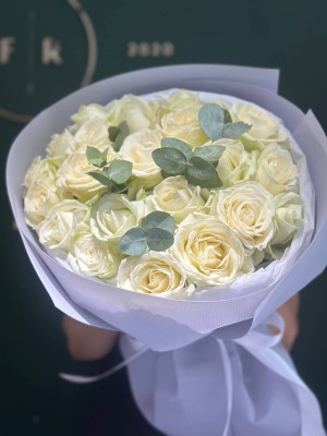 Bouquet of 21 Avalanche roses and Eucalyptus 