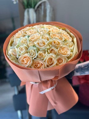 Bouquet of 29 Peach Avalanche roses 