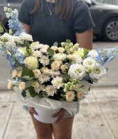 Композиція зі світлих квітів з блакитним дельфініумом