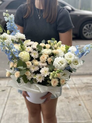 Композиція зі світлих квітів з блакитним дельфініумом