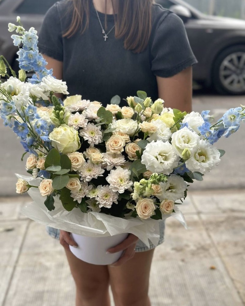 Композиція зі світлих кремових квітів з 4 блакитними дельфініумами