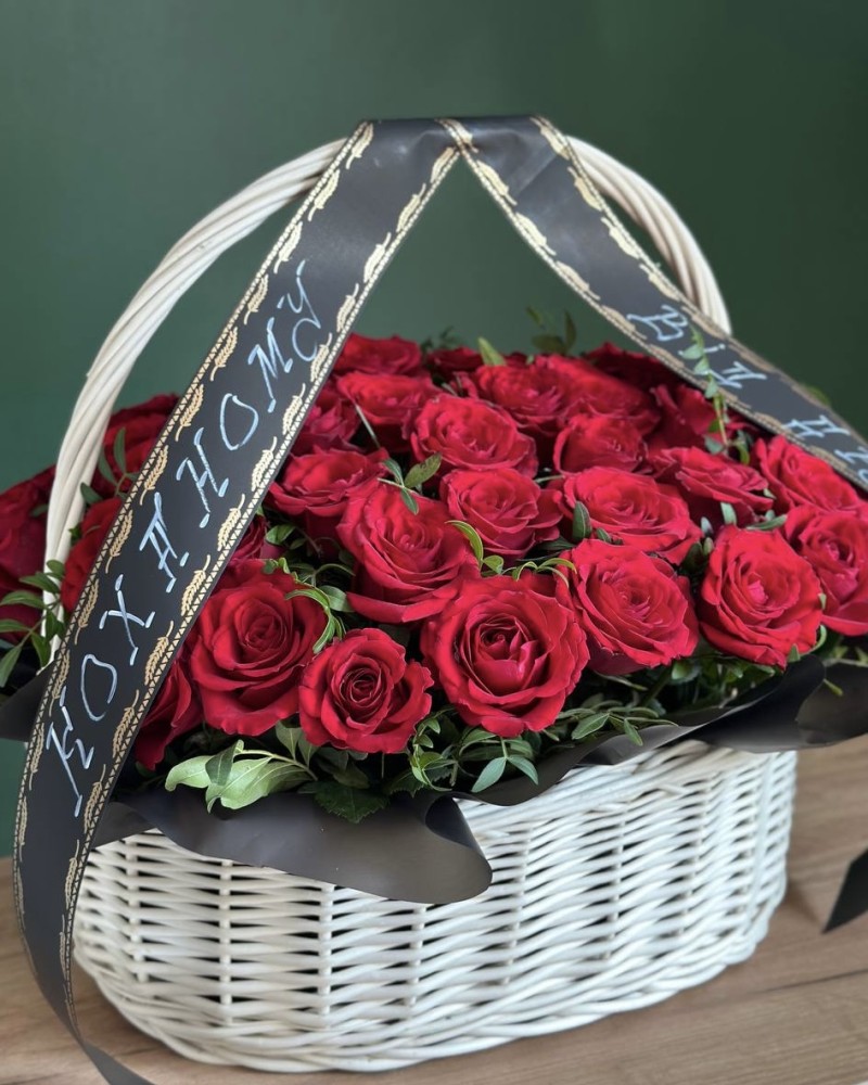 Траурний кошик із живих квітів з додаванням  червоних троянд   FloRoom