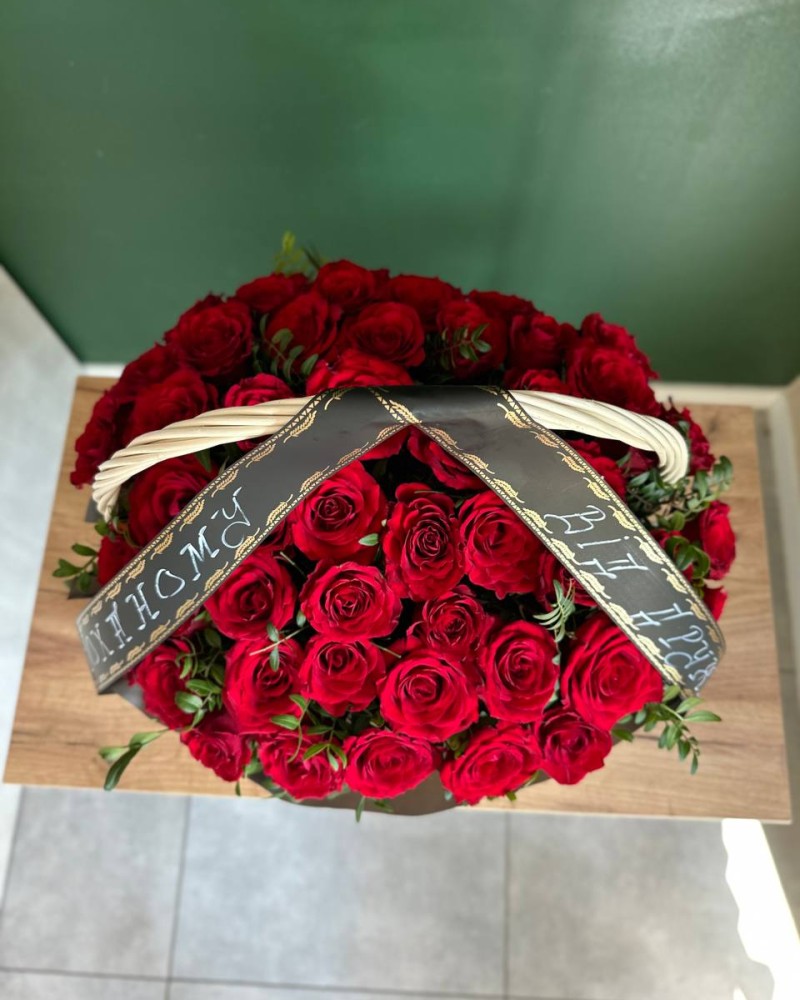 Траурний кошик із живих квітів з додаванням  червоних троянд   FloRoom