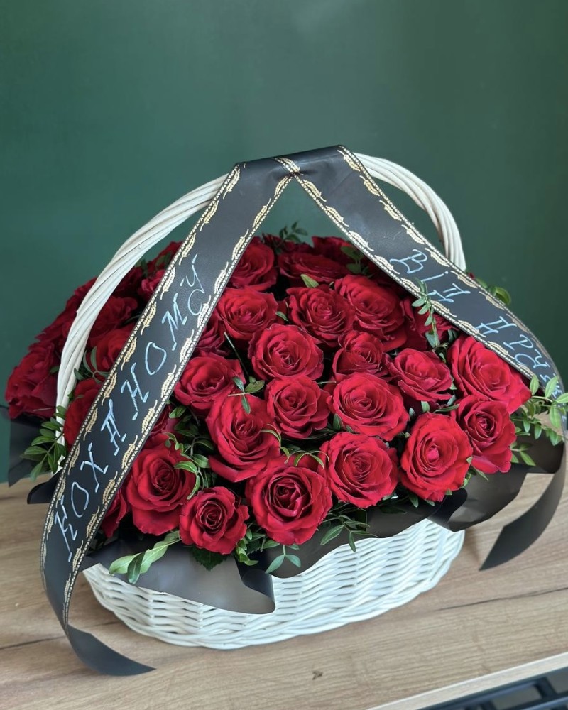 Траурний кошик із живих квітів з додаванням  червоних троянд   FloRoom