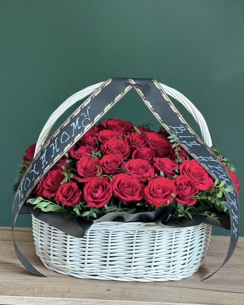 Траурний кошик із живих квітів з додаванням  червоних троянд   FloRoom