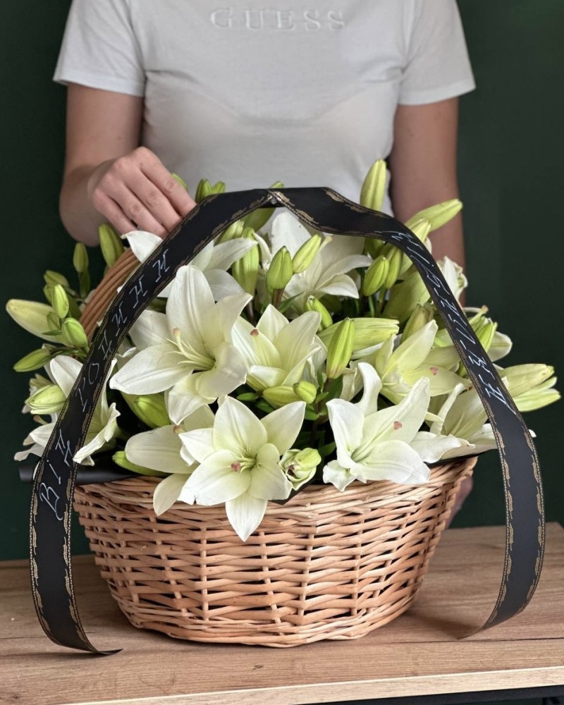 Траурний кошик із живих квітів з додаванням лілей  FloRoom