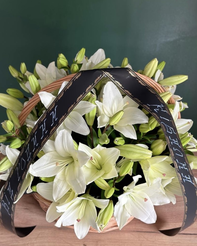 Траурний кошик із живих квітів з додаванням лілей  FloRoom
