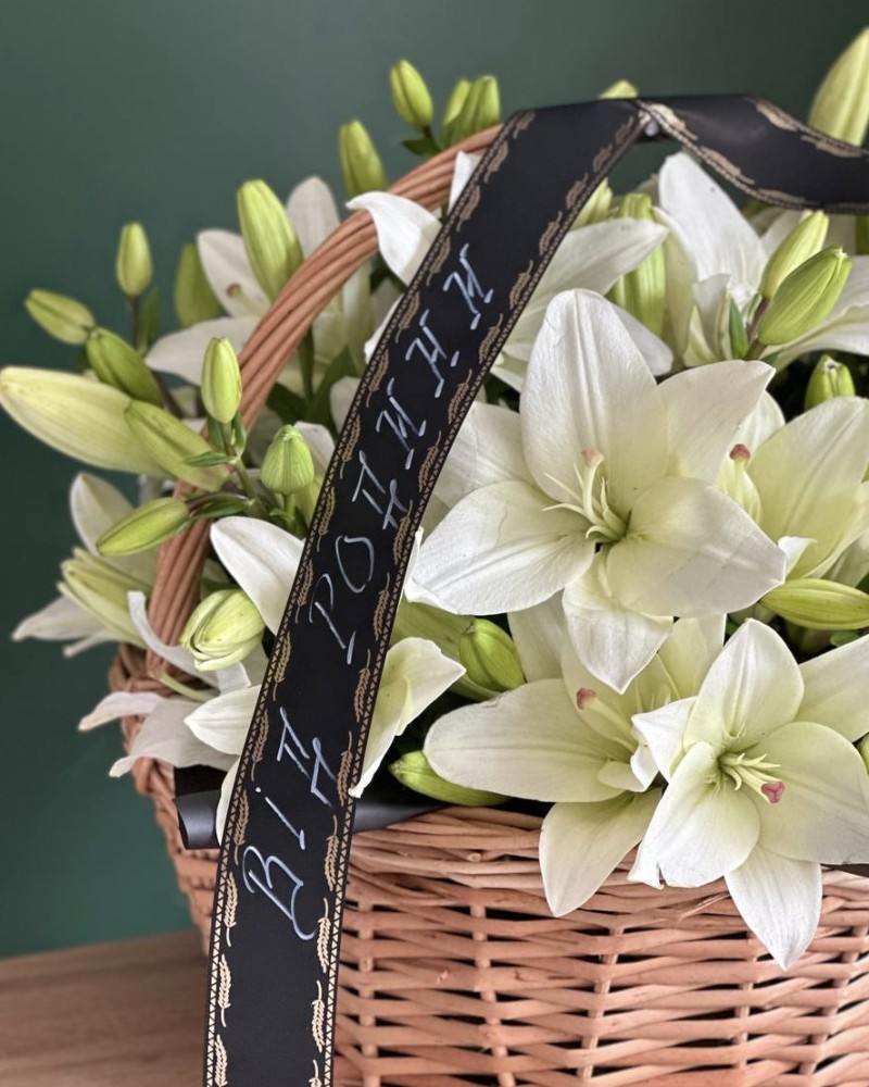 Траурний кошик із живих квітів з додаванням лілей  FloRoom