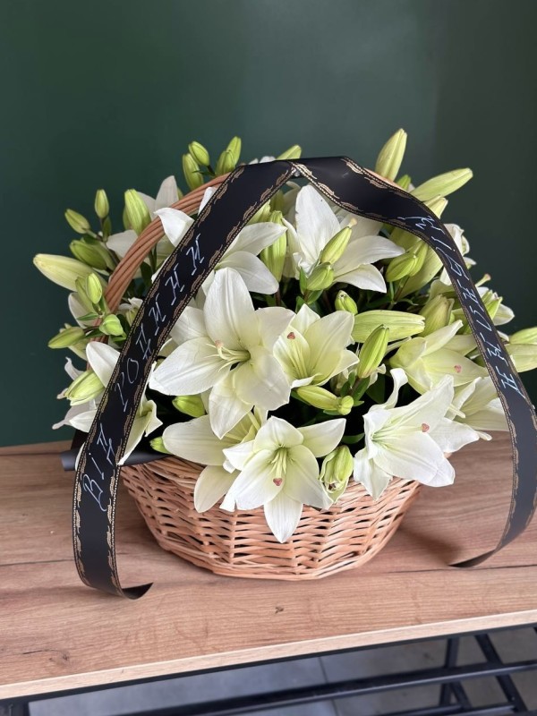 Траурний кошик із живих квітів з додаванням лілей  FloRoom