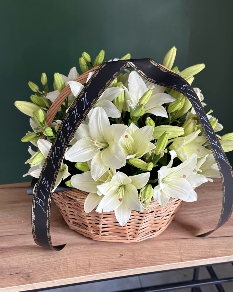 Траурний кошик із живих квітів з додаванням лілей  FloRoom