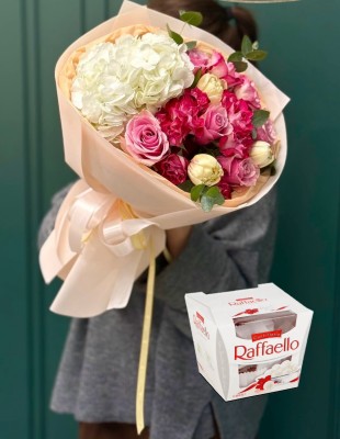 A gift set from the bouquet "Gentle Accent" and Raffaello