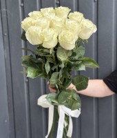 Букет з 13 білих троянд "Мондіаль" 80 см