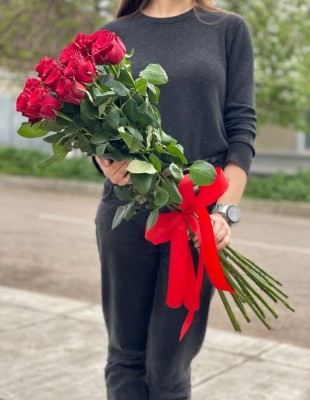 15 червоних троянд 110 см