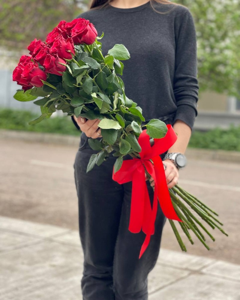 Букет з 15 червоних троянд 110 см